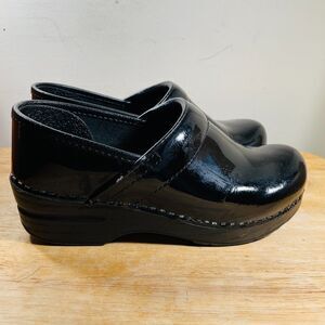 Dansko Clogs Womens 37 (7-7.5) Clogs Black Leather Professional Nursing Shoes